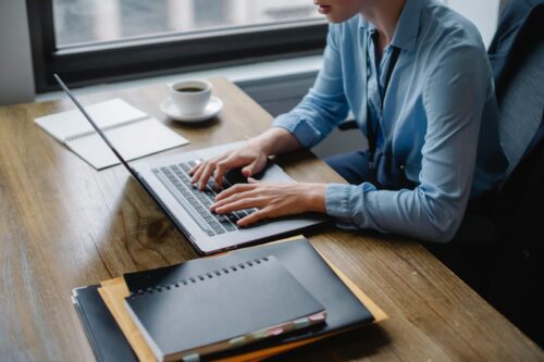 Why Successful Desk Hoteling Needs Office Workers To Check In